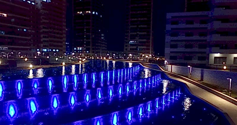 Süs havuzu yapımı — şelale, fıskiye ve LED aydınlatmalı modern tasarım örneği